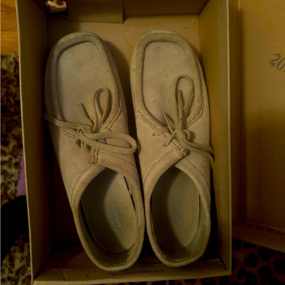 Size 8.5 Clark’s - Picture 3 of 3
